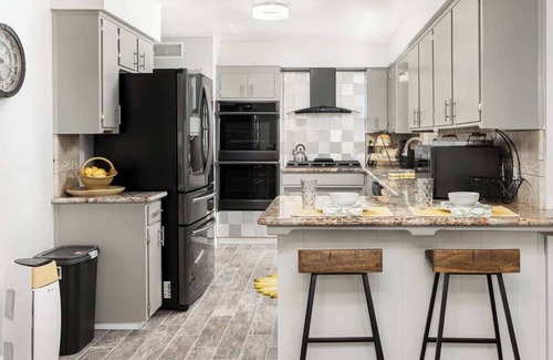 Porterville House | Bonita Blue - Spa & Zen Pond