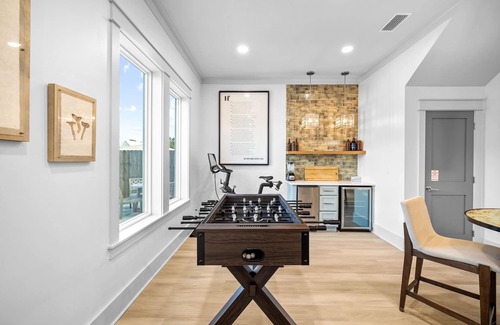 Fort Bay House | Book for Fall! Private Pool! 7 Adult Bikes! Across the street from the Beach! Ping Pong Table!