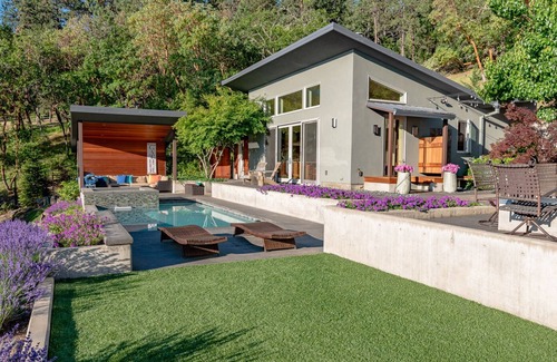 Ashland House | BookStayHop-The Aloha House ~ Hot Tub, Pool, Mountain View