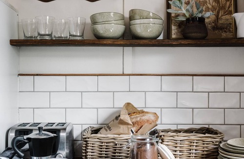 Birregurra House | Bootmakers Cottage : Rear Stables, Bar, Fire Pit & Outdoor Bath