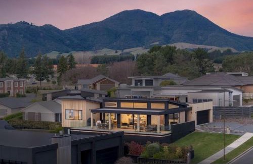 Waipahihi House | Botanical Oasis - Taupo