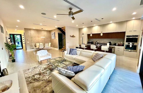 Victoria Park House | Botanical Oasis Home with 2 Pools