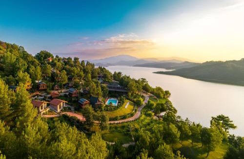 Karacaoren Resort | Botanik Göl Evleri