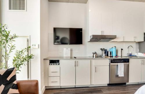 Downtown Phoenix Apartment | Boulevard Stays Highrise STU Sky Pool Parking Gym 29