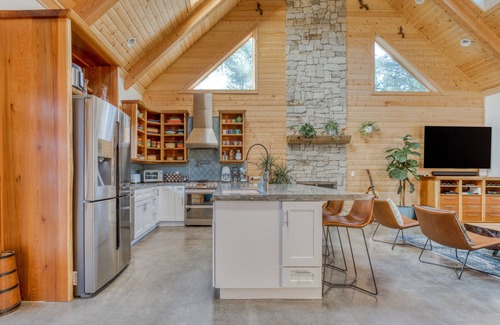 Long Beach Cabin | Boutique Cabin. Beautiful. Luxurious. Hot Tub. Path to Beach.