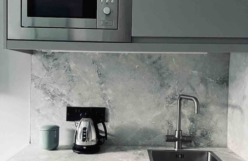 Galashiels Apartment | Boutique studio, twin beds, en-suite & kitchenette