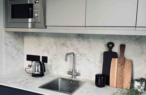 Galashiels Apartment | Boutique studio, twin beds, en-suite & kitchenette