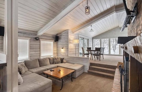 Boyne Falls House | Boyne Mountain Sleeps 16 WI-FI