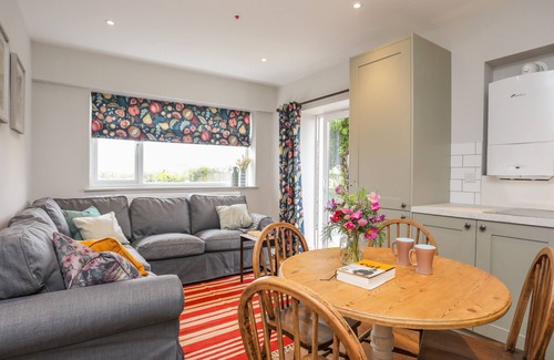 Holyhead Cottage | BRAID APARTMENT, pet friendly, with a garden in Trearddur Bay