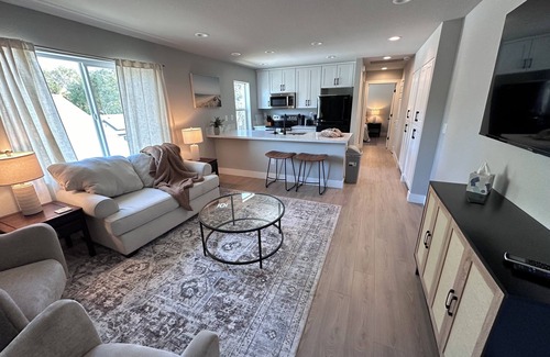 North Oak Park House | Brand New 1-bdr with Ultra-Fast 5G Internet, walk to UC Davis Med and Shriners