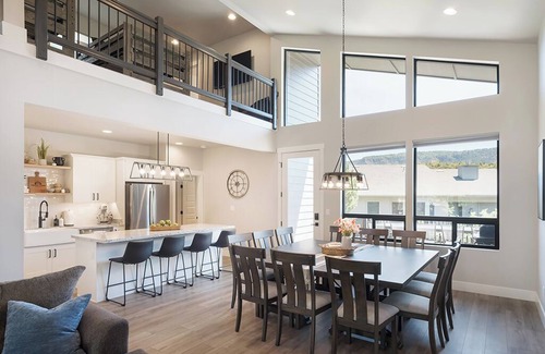 Pine Cabin | Brand New 2023 Cabin: Luxury Meets Nature – Sleeps 14, Views & Modern Amenities!