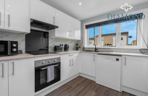 Rosyth House | Brand New 4 Bedroom House - Sleeps 4 Fully Equipped, Free Parking, WiFi, Perfect for CONTRACTORS by Diamond Short Lets