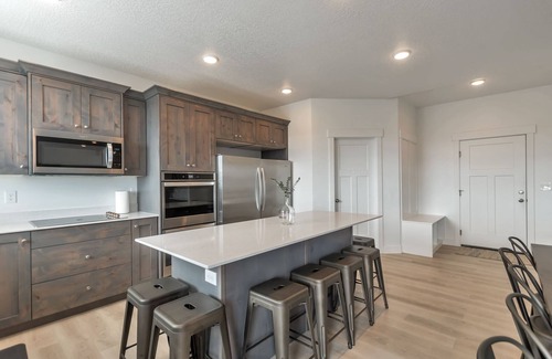 Sweetwater House | Brand new 9 bed 6 bath house with beautiful lake view and pickleball sport court
