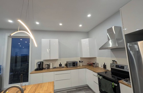 Port Philip Cottage | Brand New! Breathtaking 3 bedroom + den cottage on the ocean front!