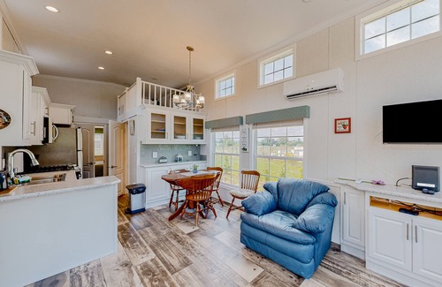 Hendersonville Cottage | Brand-new cottage in great location with grill, firepit, covered deck, streaming