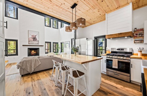 Rocky Grove Cabin | Brand New Dolly’s Mountain Retreat