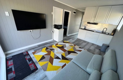 Richmond Heights Cottage | Brand new GuesthousenCompletely Private.n2 min drive or 10 min walk to the lake.