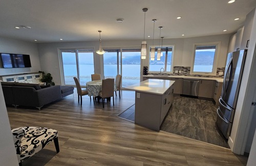 Okanagan-Similkameen Bed & Breakfast | Brand new property! Spacious! Big patio! Surrounded by vineyards! 180⁰ lake view