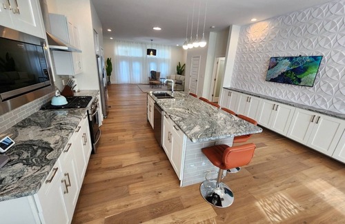 The Gate House | Brand New Stunning 5BR Home. Minutes to downtown, Forest Park. Sleep 14.