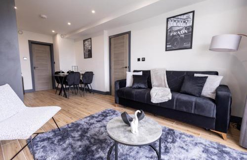 Borehamwood Apartment | Brand-New Top-Floor Flat with Stunning Balcony & Parking