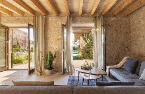 Consell House | Brand new. Very well maintained! Great decor. Ideal for families and groups