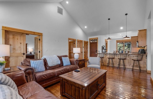 Powell Butte Cabin | Brasada Ranch Cabin 21| Mtn & Golf Views| Hot Tub