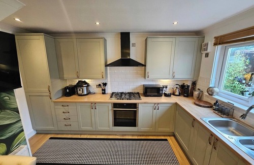 Auchengray House | Braveheart Haven: 4BD Retreat with Hot Tub