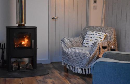 Mawnan Smith House | Bream Barn - sea view, woodburner, easy walk to the beach, parking, full kitchen