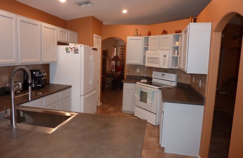 The Bluffs House | Breathtaking Desert and Mountain Views connects you to Tucson. Enjoy your stay!