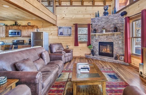 Gatlinburg Cabin | Breathtaking view! Hot tub, Pool table, Free ticket to Anakeesta and Dollywood