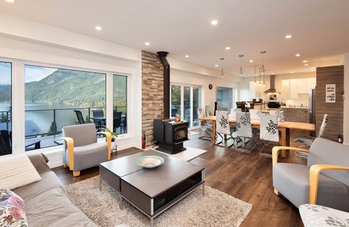 Sandy Hook House | Breathtaking views of the Porpoise Bay in the Sunshine Coast