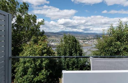 Trevallyn House | Breathtaking Views with Parking in Trevallyn