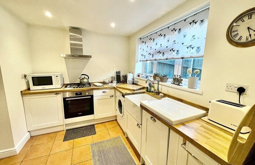 Crickhowell Cottage | *Brecon Beacons,Log Burner, hot tub Dogs Welcome*