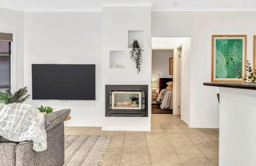 Port Noarlunga House | Breezy B on the Esplanade with Direct Beach Access