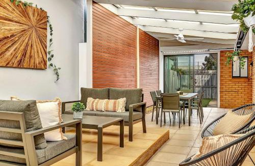 Port Noarlunga House | Breezy B on the Esplanade with Direct Beach Access