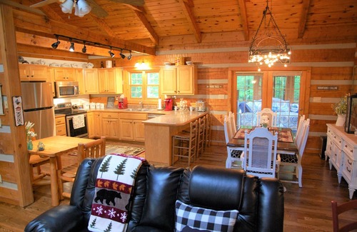 Gatlinburg - Pigeon Forge Cabin | Breezy Bear Spacious Cabin, Lrg Kitchen - Free Pool Access