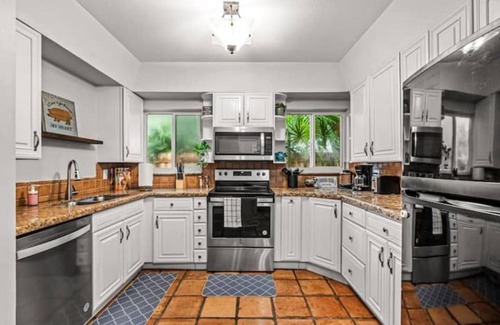 Lake Ridge House | Breezy Cottage Vibe, Stunning Yard- 5 Min to Beach