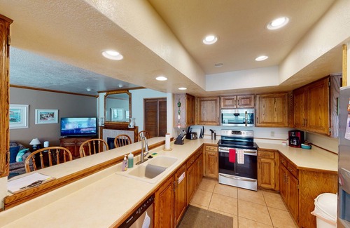 Brian Head Condo | Brian Head Royal Prince Suite, Pool & Jacuzzi, Ski-I/O, 3 BR +, 2 Bath, Sleep 14