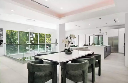 The Roads House | Brickell Luxury Miami Home, Rooftop Pool, Grill, City Views & Mins to Beaches