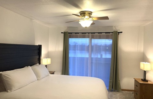 Tomahawk Cabin | Bridge Inn Suite101 Kitchen1King 2Futons RiverWiew
