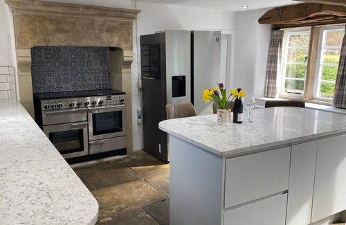 Froggatt House | Bridgefoot Cottage - Riverside Patio, Wild Swimming & Hot tub. Dog Friendly!
