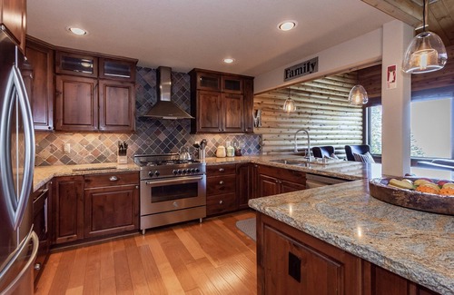 Mammoth Lakes Condo | Bridges Townhome 11 Pet-Friendly Deluxe Townhome with Private Hot Tub and Stones throw to slopes by RedAwning
