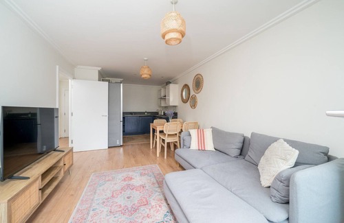 East Acton Apartment | Bright 2-Bed Apartment in North Acton