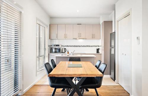 Kensington Apartment | Bright 2-Bed Flat with Balcony in Kensington