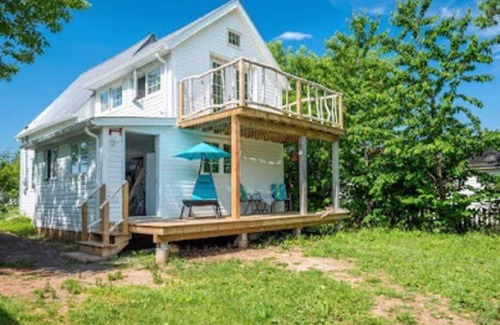 Georgetown House | Bright 2 bedroom Three Rivers Sea View Home