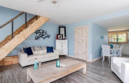 Georgetown House | Bright 2 bedroom Three Rivers Sea View Home