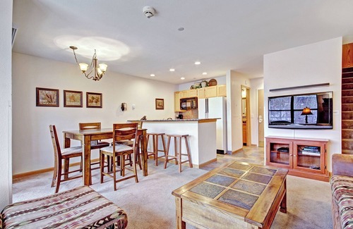 Historic District Condo | Bright 2Br Plus Den 3Ba - Steps to Vibrant Main Street, Ski-to-Town by RedAwning