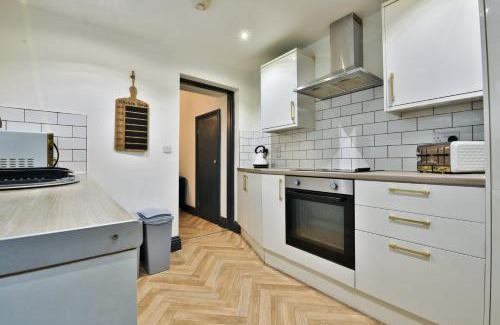 Cwmbrwla House | Bright 3-Bed Swansea House + Parking