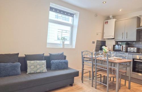 Whitechapel Apartment | Bright 3-Bedroom Aldgate Flat with Free WIFI near Tower Hill, Brick Lane & Spitalfields