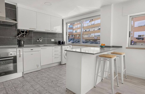 Alges Apartment | Bright Algés Apartment